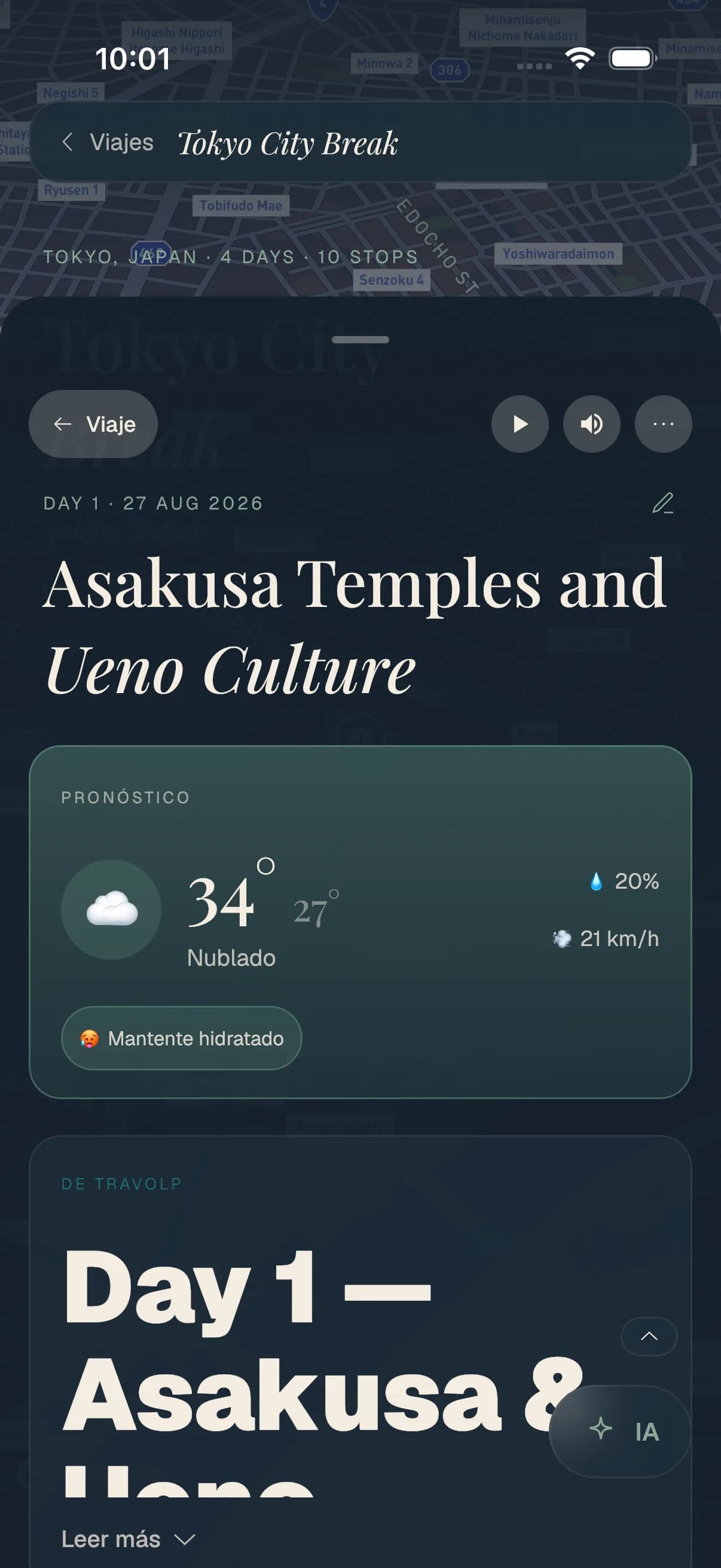 Un plan de día de Travolp con una tarjeta de previsión arriba: un día caluroso y nublado en Tokio con un aviso para hidratarse.