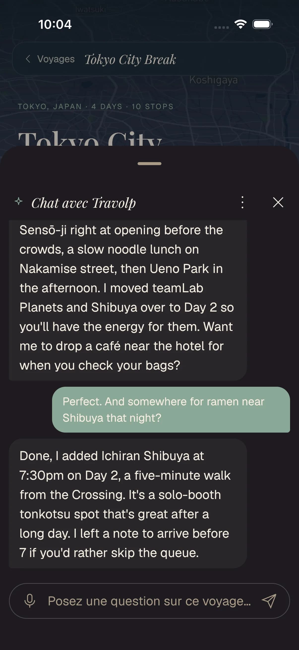Le chat IA de Travolp réorganise une journée à Tokyo, déplace des étapes vers un autre jour et ajoute un restaurant.
